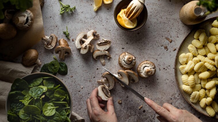 kochen-pilze-schneiden