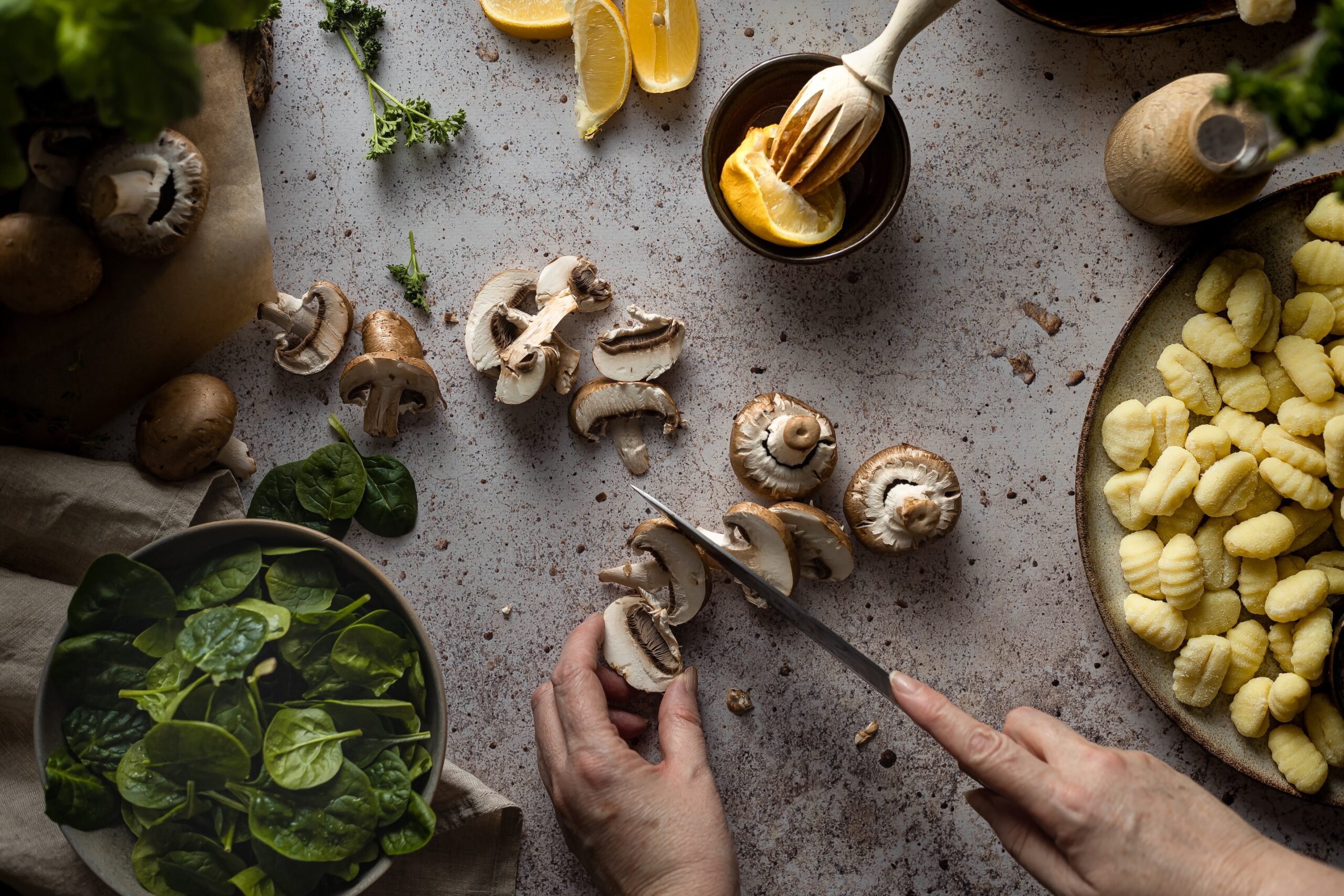 kochen-pilze-schneiden